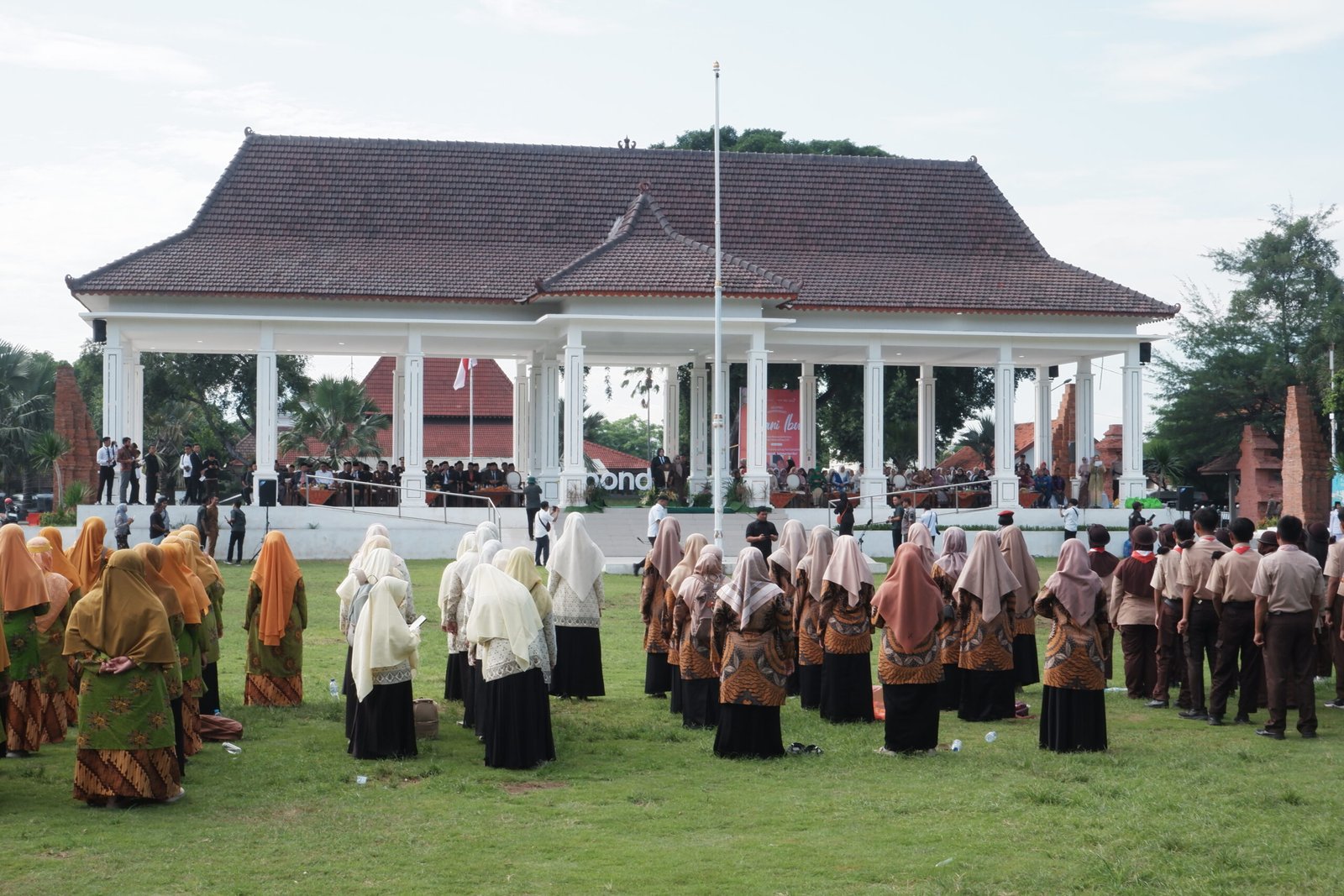 wanita ldii mengikuti upacara